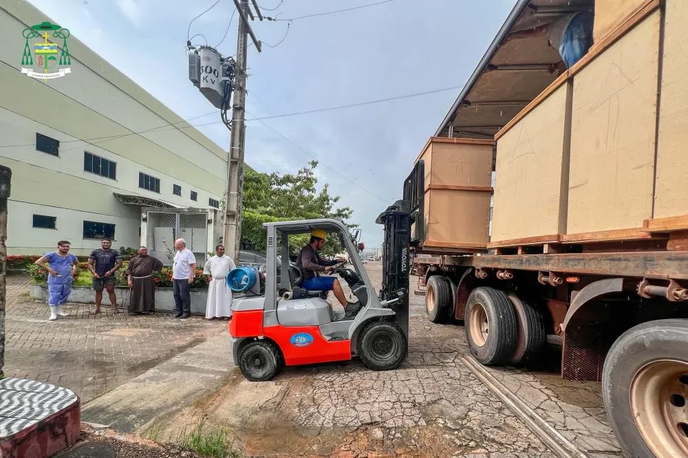 Bispo Dom Bernardo acompanhou desembarque doa equipamentos - foto: Diocese de &Oacute;bidos