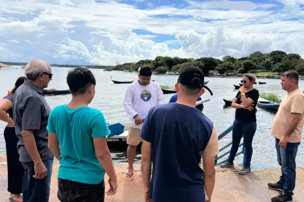 Socioeducandos conhecendo o trabalho dos catraieiros de Alter do Chão - foto: Divulgação
