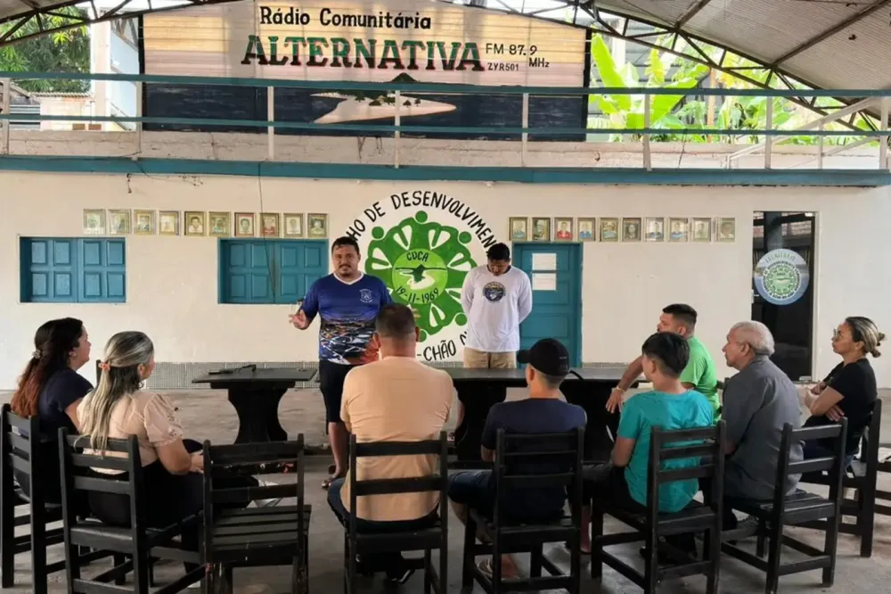 Jovens socioeducandos conhecendo o trabalho dos catraieiros de Alter do Ch&atilde;o - foto: Divulga&ccedil;&atilde;o 