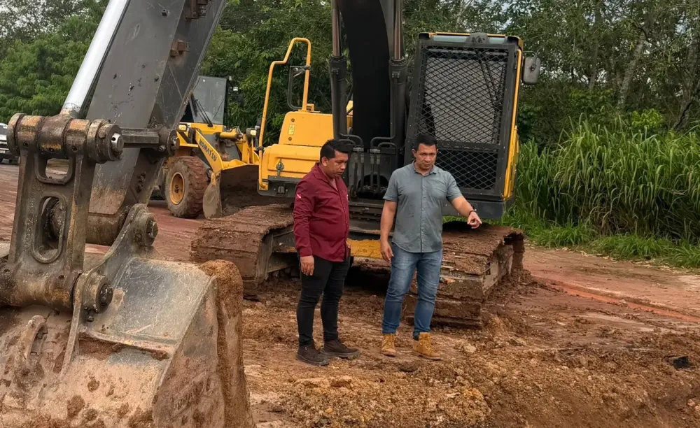 Secret&aacute;rio Regional de Governo Junior Tapaj&oacute;s acompanhando obras na Av. Fernando Guilhon - foto: Divulga&ccedil;&atilde;o 