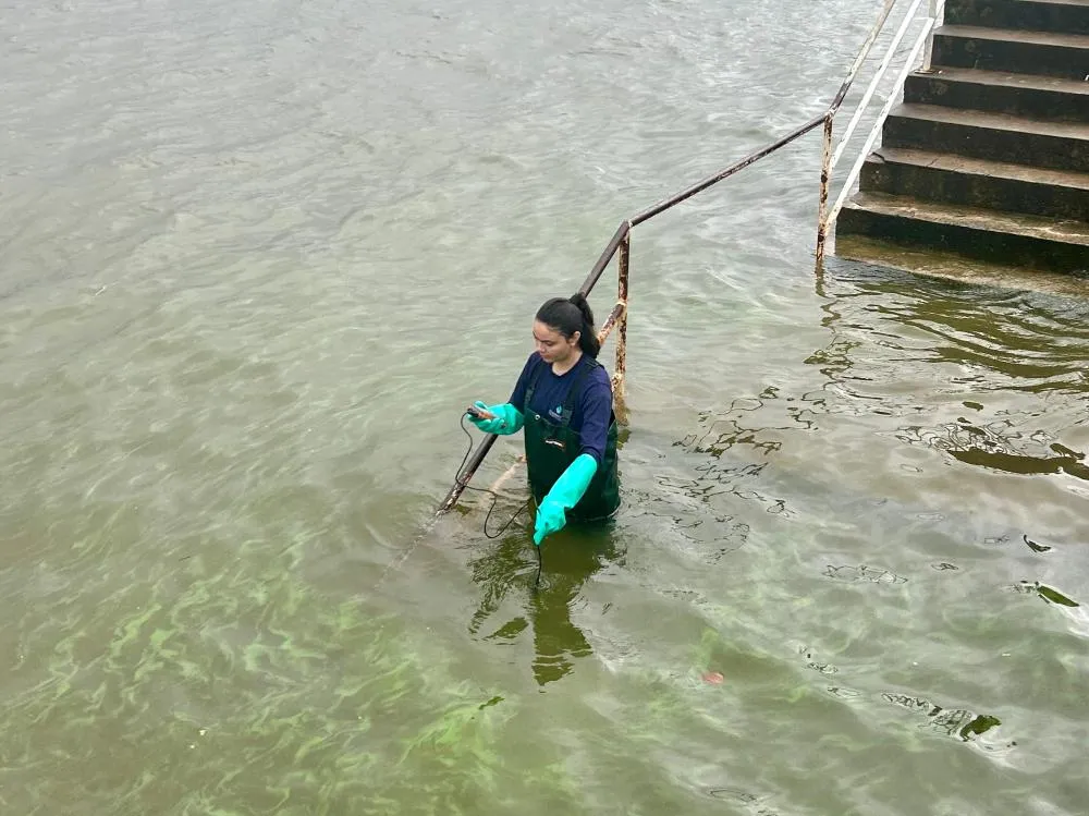Coleta de amostras de &aacute;gua &eacute; realizada em 11 pontos de Santar&eacute;m - foto: Cibele Pixenine/Semma
