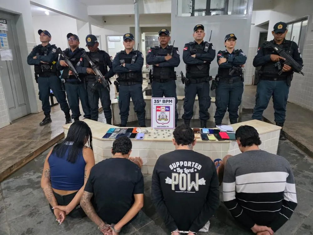 Stefany e tr&ecirc;s homens que disseram ser usu&aacute;rios de drogas foram conduzidos &agrave; delegacia pela Pol&iacute;cia Militar - foto: Pol&iacute;cia Militar/Divulga&ccedil;&atilde;o 