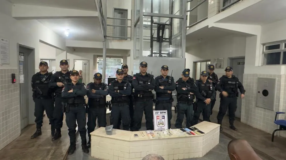 Policiais militares apresentaram na 16&ordf; Seccional Urbana de Santar&eacute;m os suspeitos e materiais apreendidos - foto: Pol&iacute;cia Militar/Divulga&ccedil;&atilde;o 