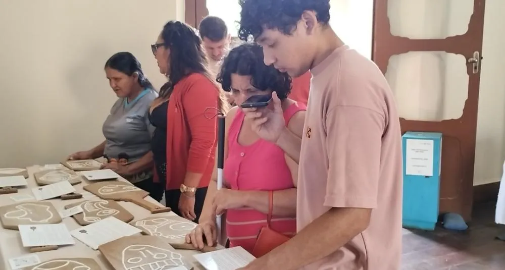 Cegos e pessoas com baixa vis&atilde;o t&ecirc;m acesso &agrave; audiodescri&ccedil;&atilde;o durante a visita&ccedil;&atilde;o - foto: Lenne Santos 