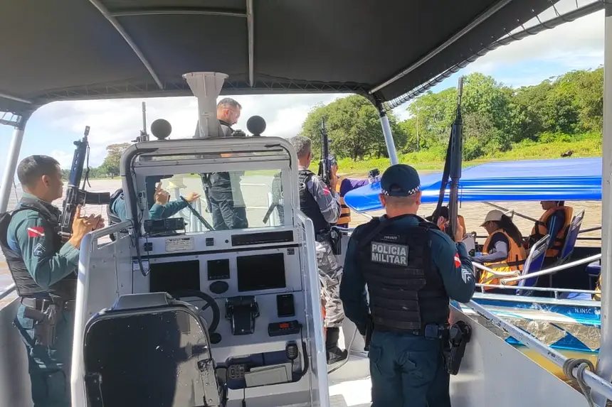 Abordagem realizada por agentes da Base Integrada Fluvial Candiru - foto: Divulga&ccedil;&atilde;o 