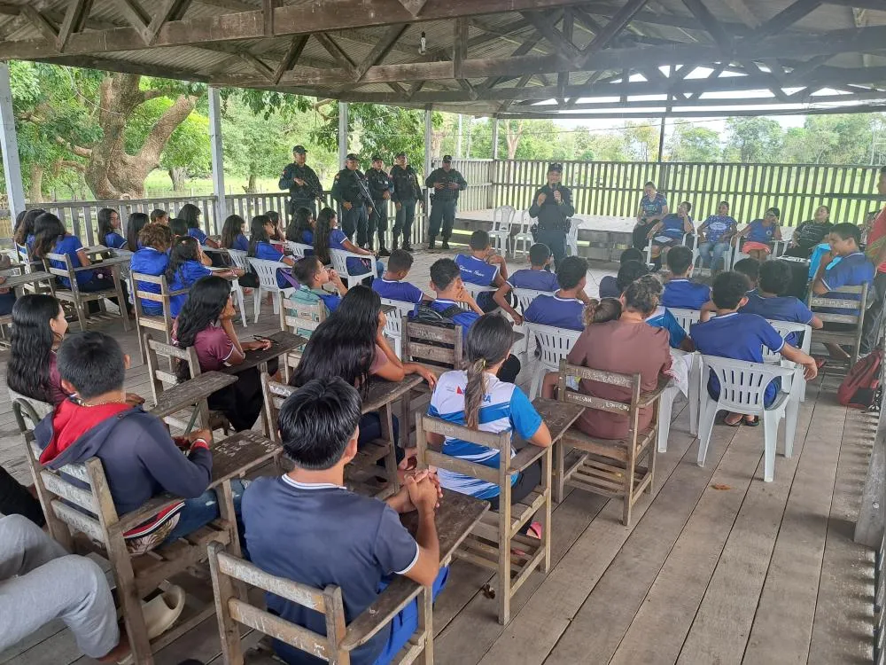 Policiais ministraram palestra para estudantes e comunit&aacute;rios - foto: Pol&iacute;cia Militar/Divulga&ccedil;&atilde;o 