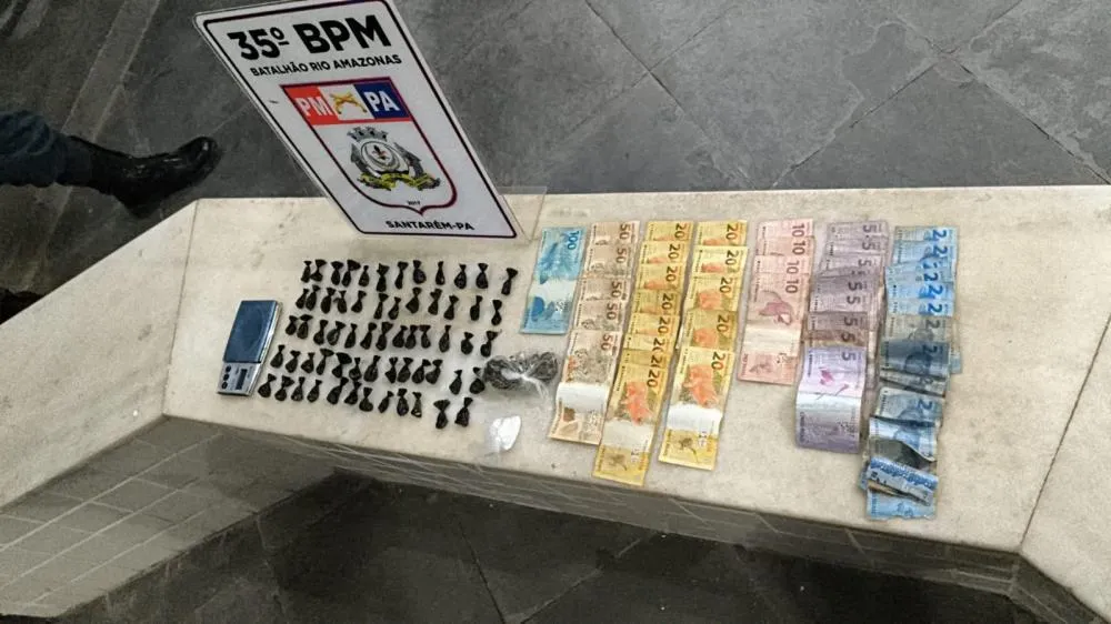 Entorpecentes e dinheiro apreendidos - foto: Pol&iacute;cia Militar/Divulga&ccedil;&atilde;o 