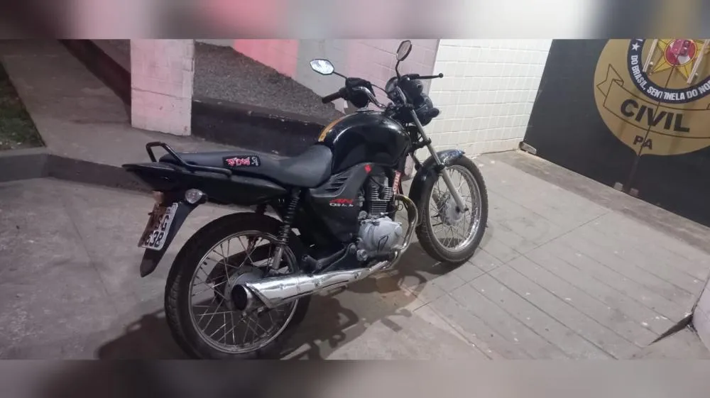 Motocicleta apreendida foi apresentada na 16&ordf; Seccional - foto: Pol&iacute;cia Militar/Divulga&ccedil;&atilde;o 