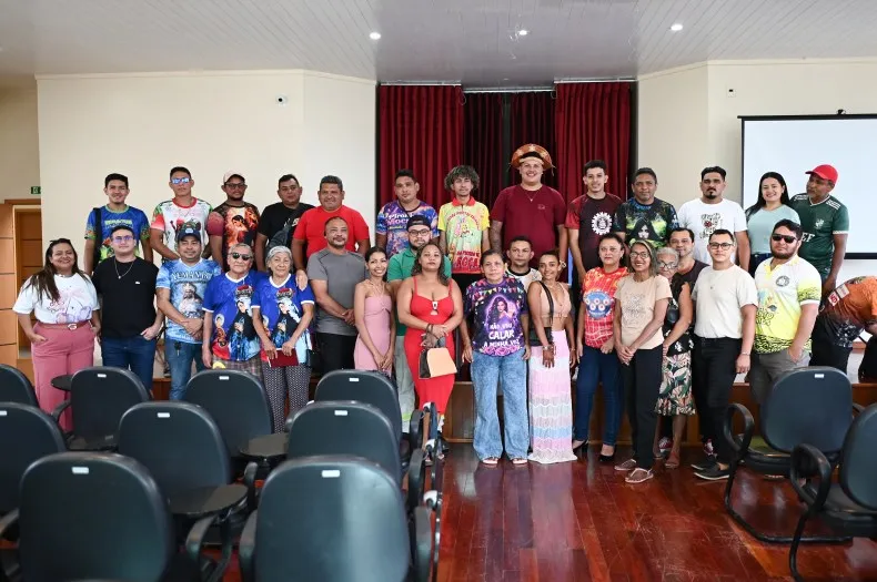Representantes de grupos folcl&oacute;ricos presentes no sorteio - foto: Semc/Divulga&ccedil;&atilde;o 