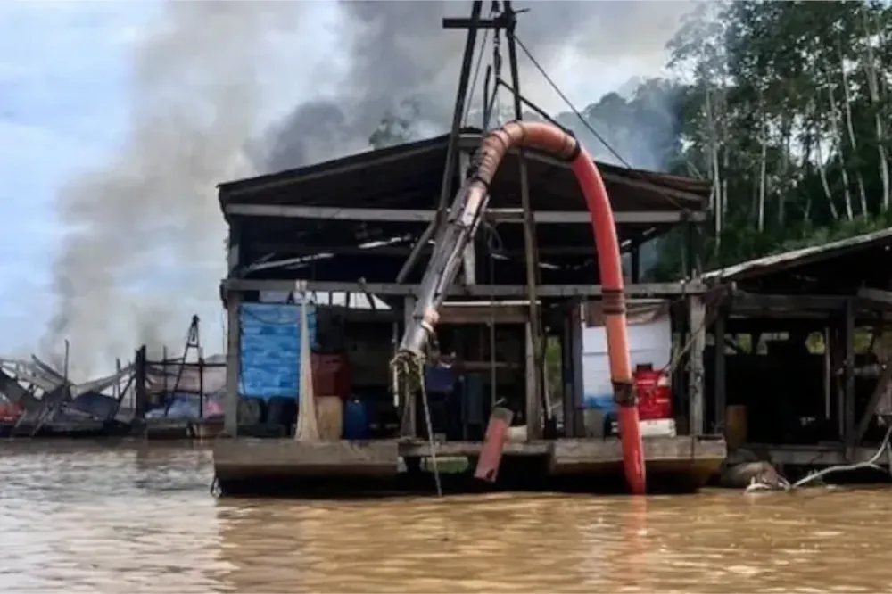 Draga de garimpo na Amaz&ocirc;nia - foto: Ibama