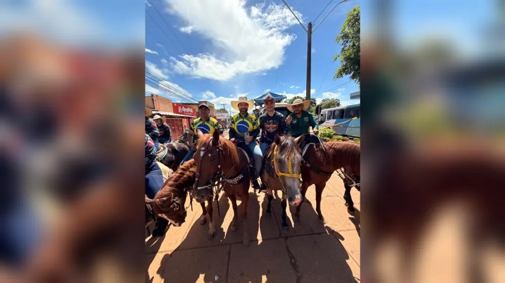 Deputado Henderson Pinto participou da cavalgada pelas ruas de Alenquer - foto: Divulga&ccedil;&atilde;o 