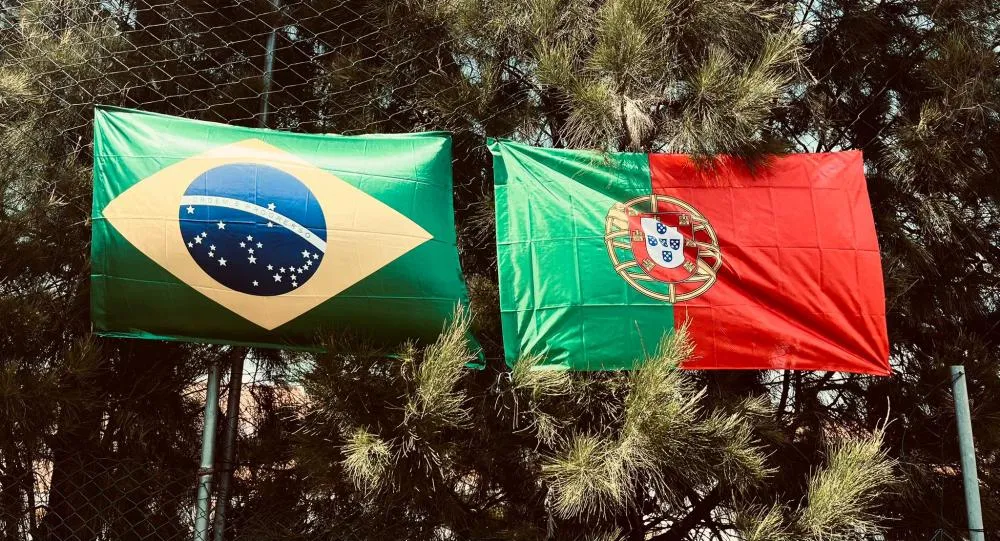 Bandeiras de Brasil e Portugal lado a lado no clipe - foto: Divulga&ccedil;&atilde;o 