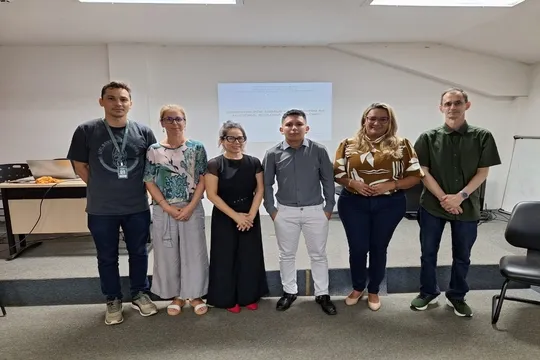 Jorge Emanuel Cordeiro Rocha (ao centro), primeiro autor do artigo, ao lado dos professores Ana Carla Gomes e Joacir Stolarz-de-Oliveira (&agrave; direita), durante sua defesa de mestrado no PPGRNA - foto: Divulga&ccedil;&atilde;o.