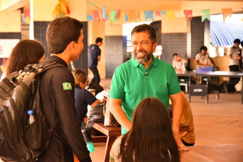 Deputado Henderson Pinto interagindo com alunos do IFPA - Assessoria parlamentar 