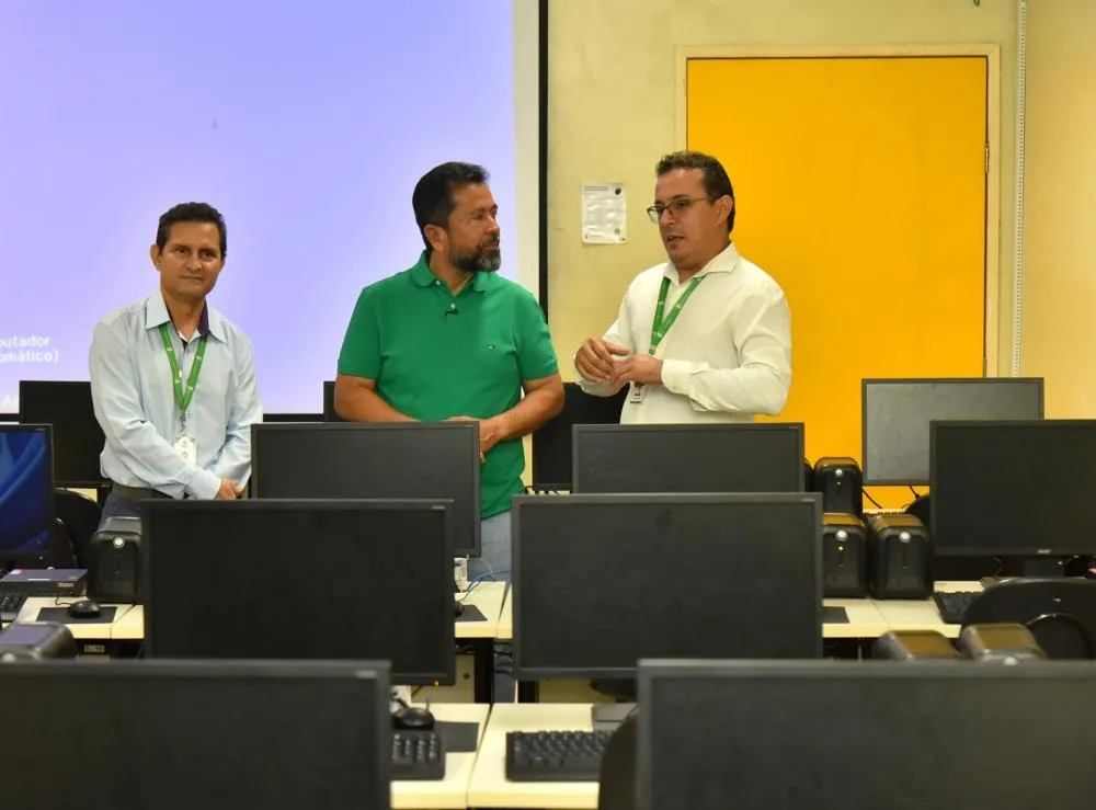 Deputado Henderson Pinto com o diretor-geral do IFPA, Adriano Ara&uacute;jo e o diretor de Administra&ccedil;&atilde;o Darlison Vasconcelos - foto: Assessoria parlamentar 