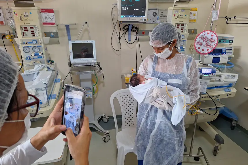 Mães e crianças ganham sessão de fotos no Hospital Regional do Baixo Amazonas