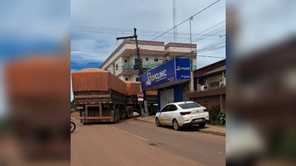 Carreta bitrem atinge poste de energia durante conversão no bairro Diamantino, em Santarém 