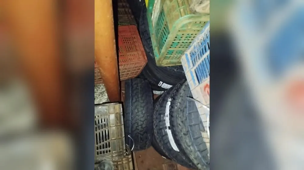 Em Óbidos, fiscais da Sefa apreendem pneus e equipamentos para celular 