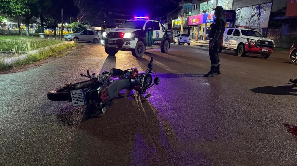 Motocicleta em que as vítimas trafegavam ficou caída no asfalto - foto: Polícia Civil/Divulgação